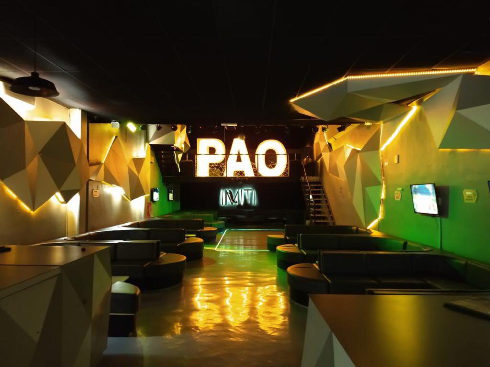Salón con luz cálida para una celebración